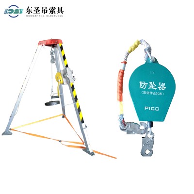 救援三脚架需要搭配防坠器进行作业
